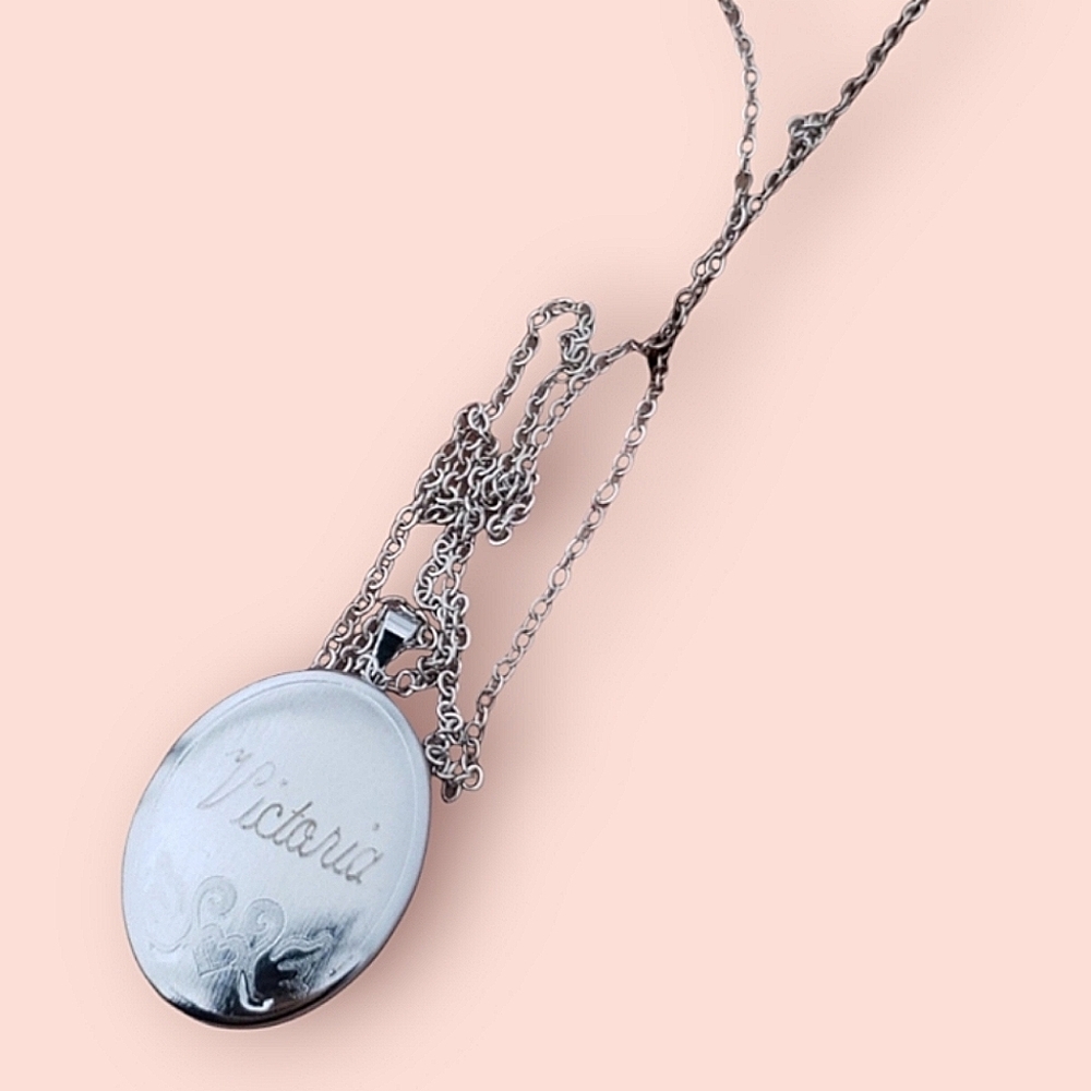 beautiful 925 locket engraved Victoria